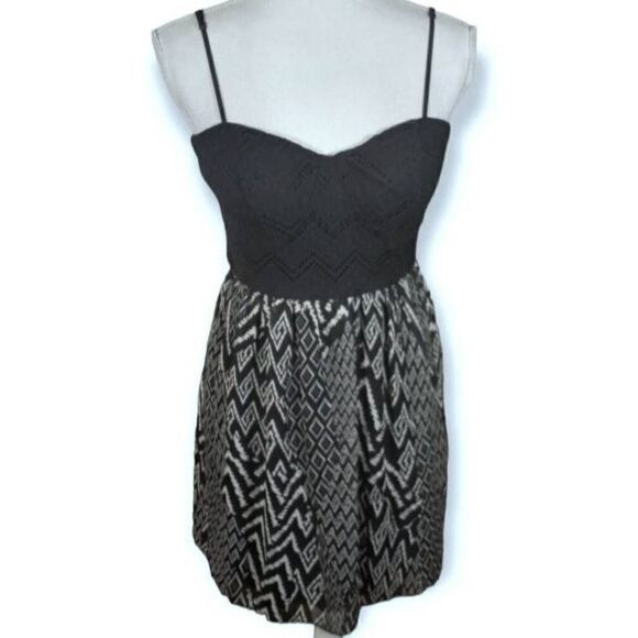 TRIXXI BLACK CROCHET & BLACK & WHITE CHEVERON PRINT DRESS SZ.L EUC. - Picture 2 of 7